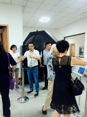 國家商務部對外援建設備材料入庫專家組蒞臨鴻雁電器，考察照明電器及配套設備